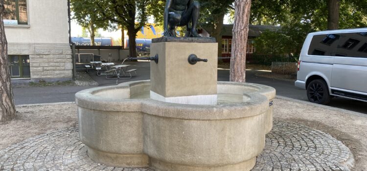 Brunnen «Kauernder Knabe», 1924 von Alexander Zschokke, Inselschulhaus Basel