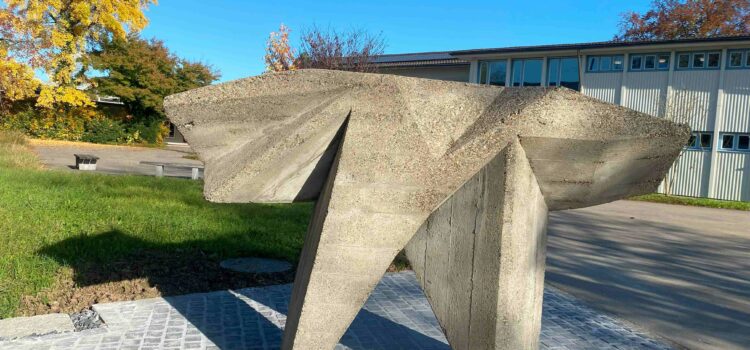 Umplatzierung «Spielstein» aus Beton, 1963 von Peter Moilliet, Pausenhof SEK Lärchen, Münchenstein (BL)